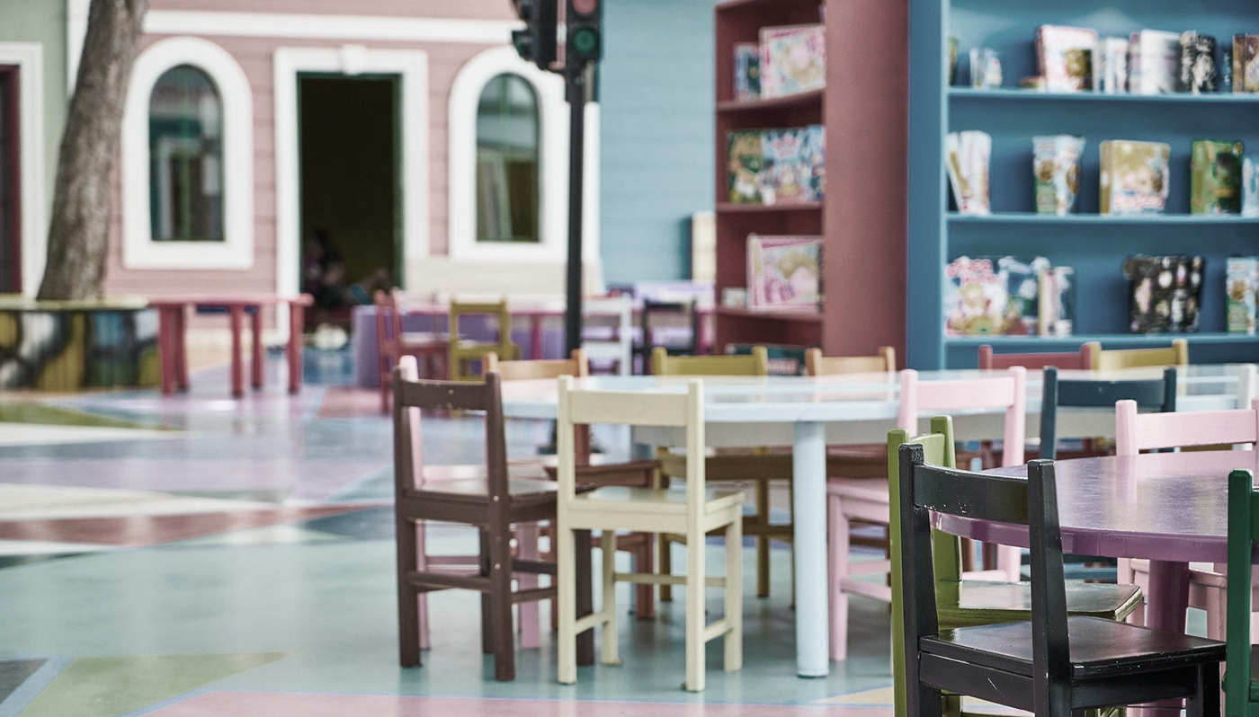 Bild från en öppen förskola med stolar i alla färger